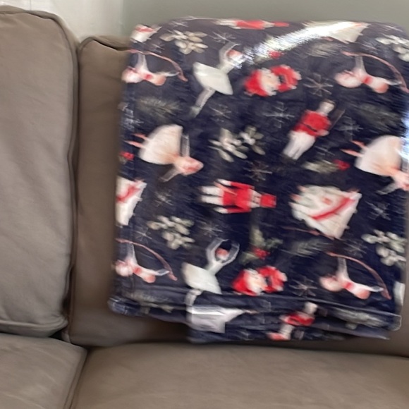 Cozy gray Nutcracker ballet blanket - Picture 3 of 4